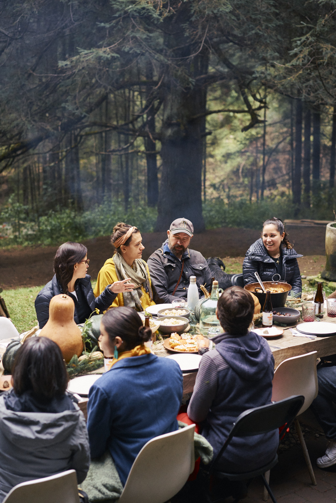 Comensales compartiendo una mesa en el bosque