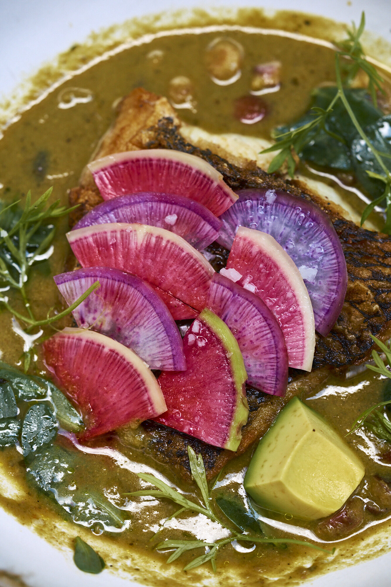 Pescado servido en salsa de mole verde