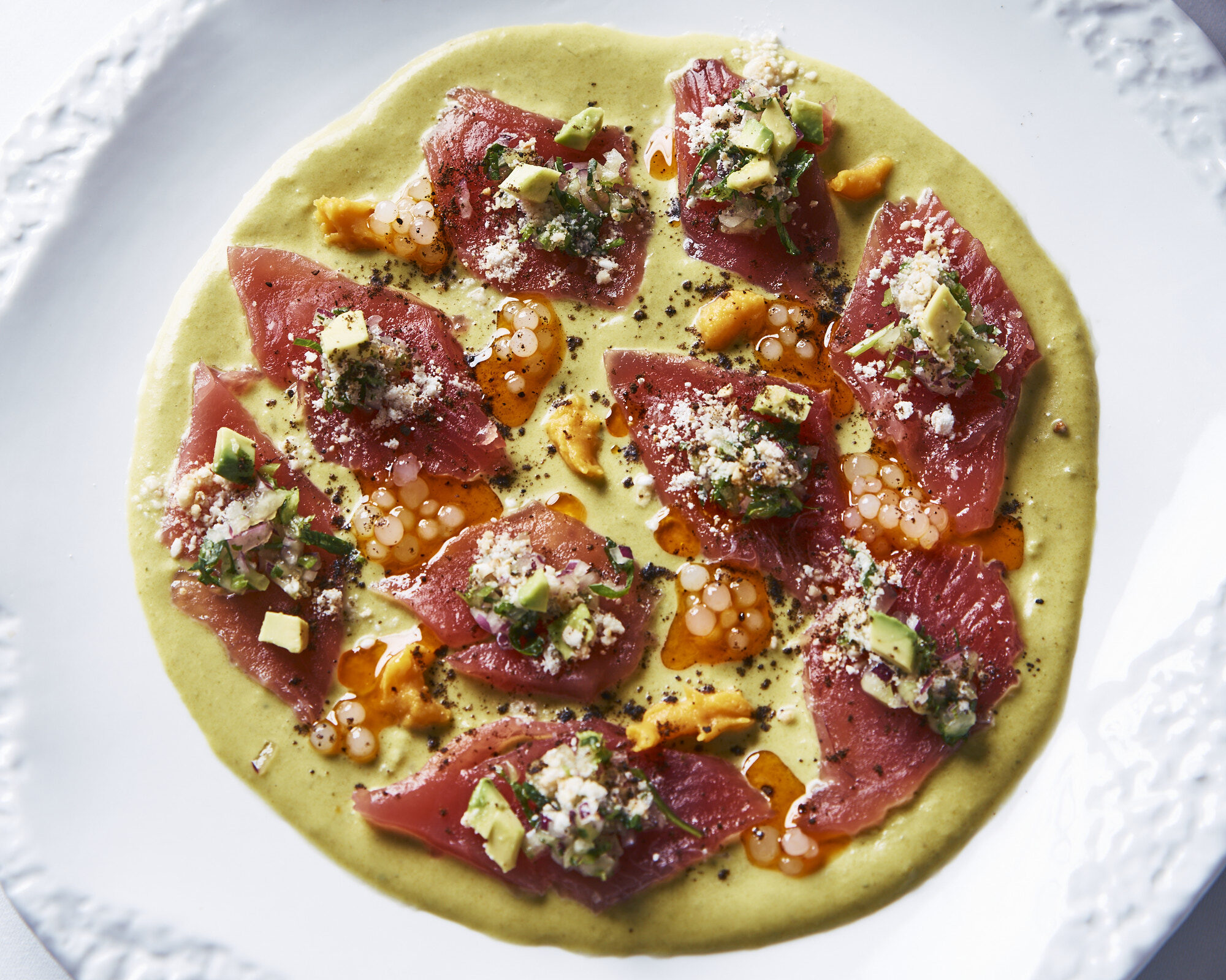 Ceviche de atún sobre crema de aguacate, visto desde arriba