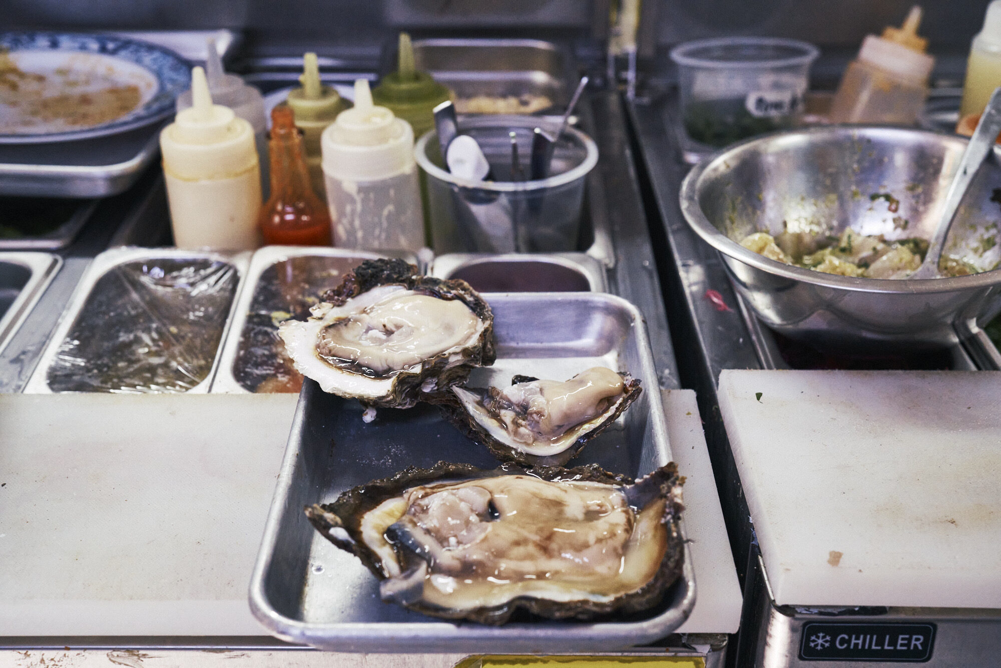 Ostras frescas recién abiertas en la cocina