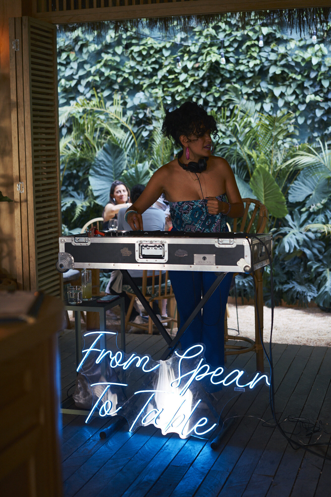 DJ en vivo durante una cena pop-up de From Spear to Table