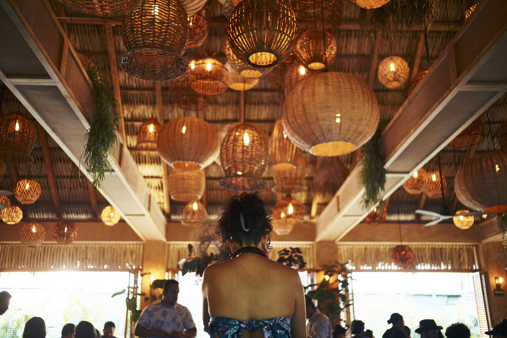 Interior del venue con lámparas de mimbre colgantes